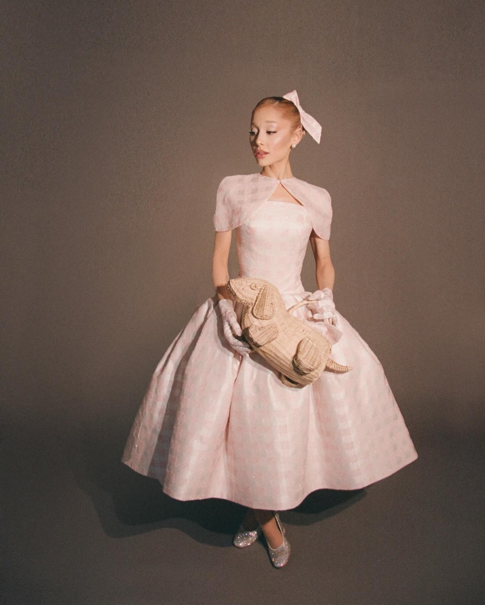 穿上Thom Browne定製粉色連身裙