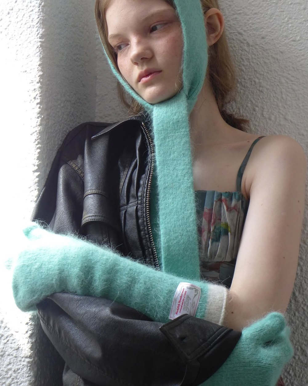 細細長長的圍巾除了可以拿來圍脖子，也能繞在頭上當作髮帶或是帽子