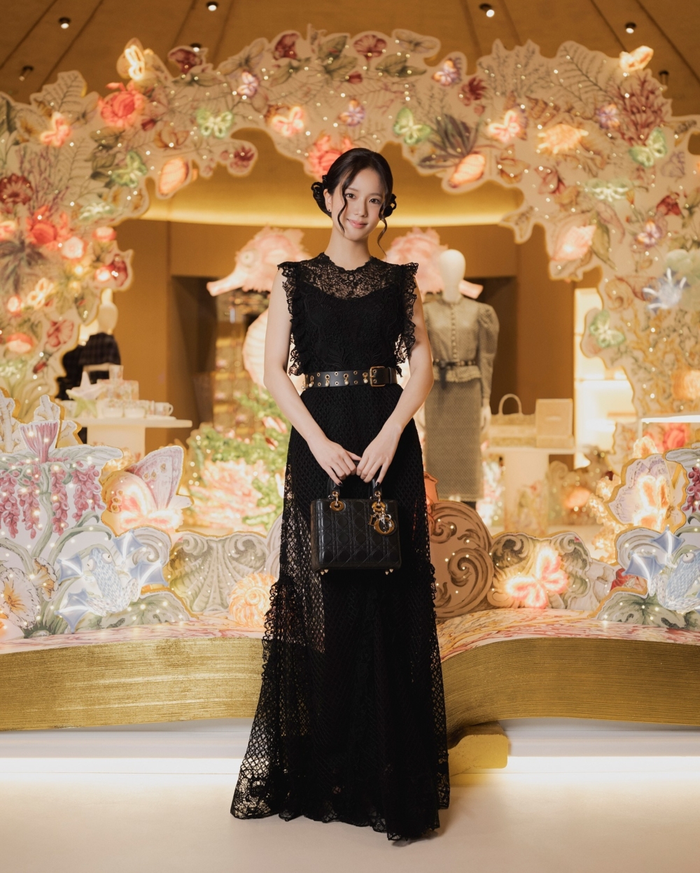 Jisoo 身穿 2025 早春度假系列黑色蕾絲刺繡洋裝優雅現身