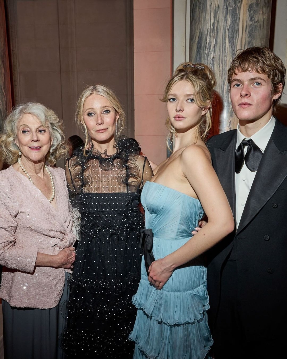 外婆Blythe Danner也是演員。