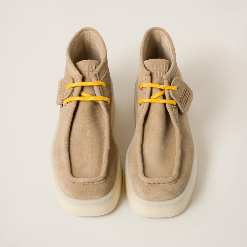 卡其色絨面皮革,加上黃色繫帶,看起來更加亮眼