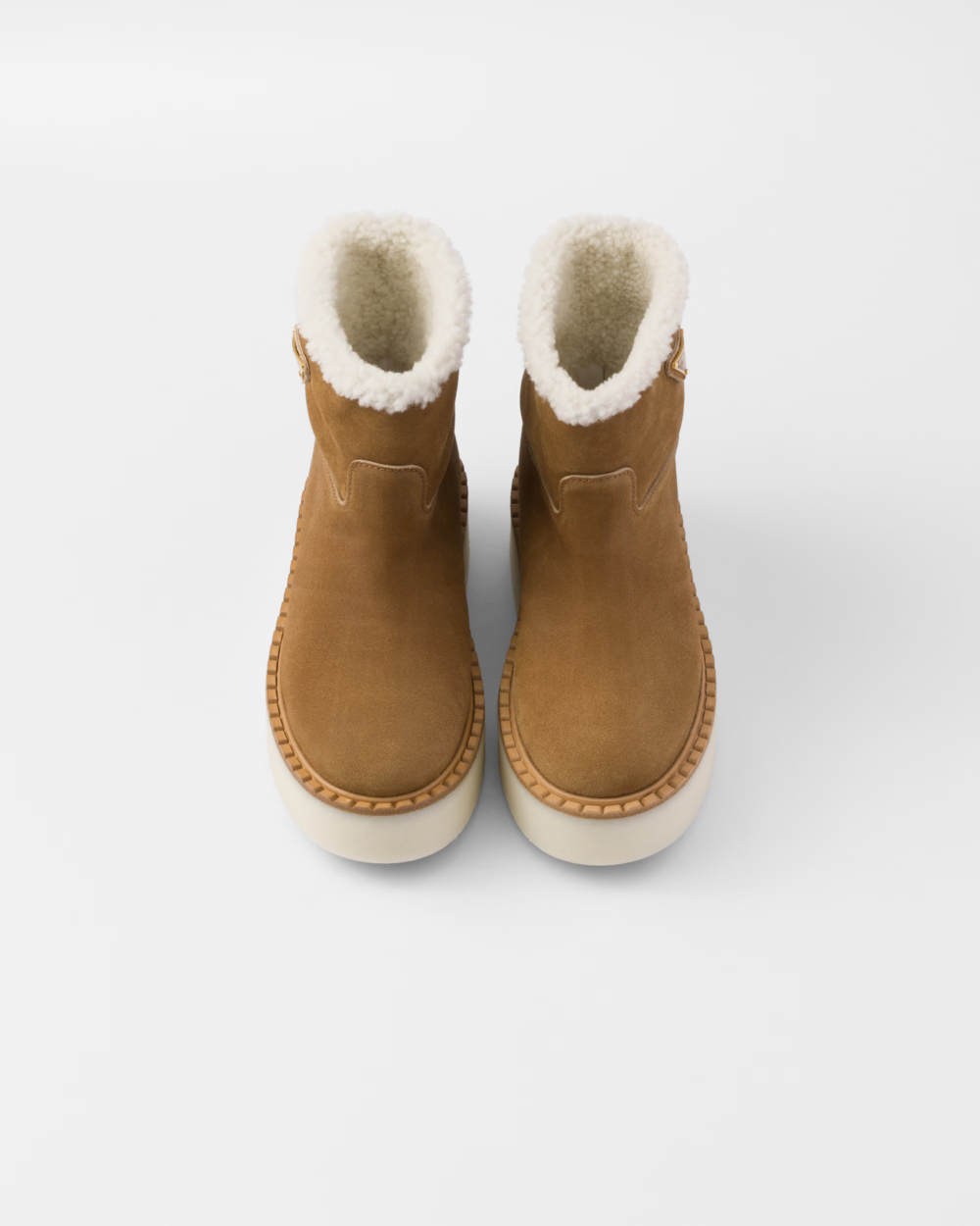 這雙麂皮短靴外形簡潔,配有橡膠厚底和羊毛襯裡