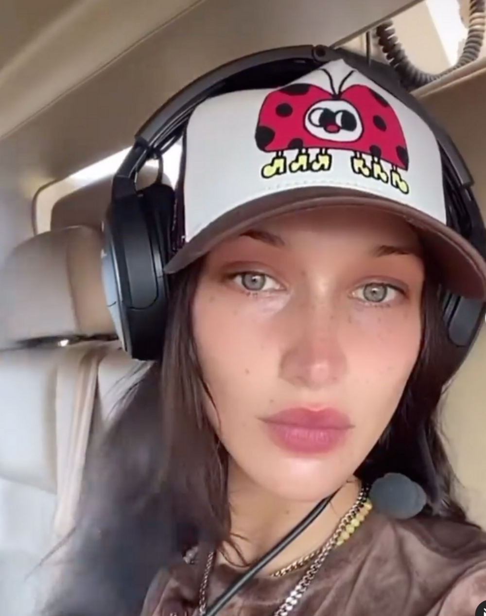 Bella Hadid的卡車帽來自Beepybella