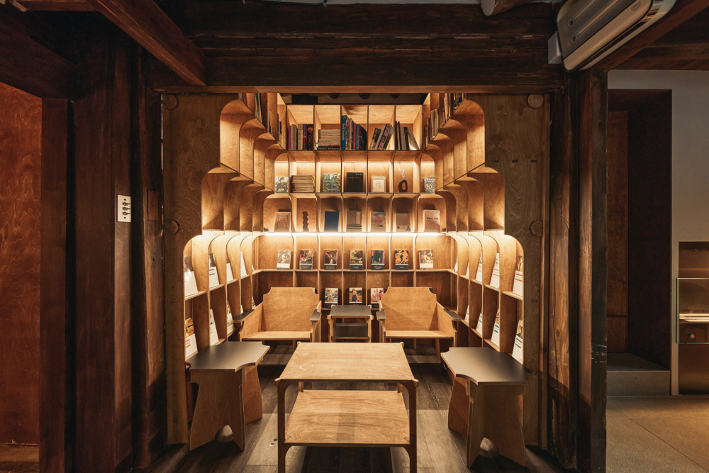 名為圖書館的房間，牆壁的書架放滿圖書
