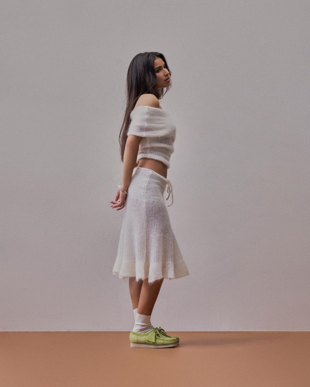 袋鼠鞋搭配中長裙,能輕鬆展現女孩感的優雅與率性