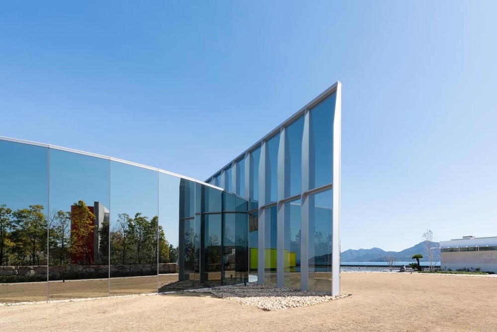 主建築是一個鏡面玻璃屋，映照著戶外的自然美景