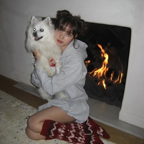 Lisa穿上暗紅色的Loro Piana高筒紅色針織鞋襪