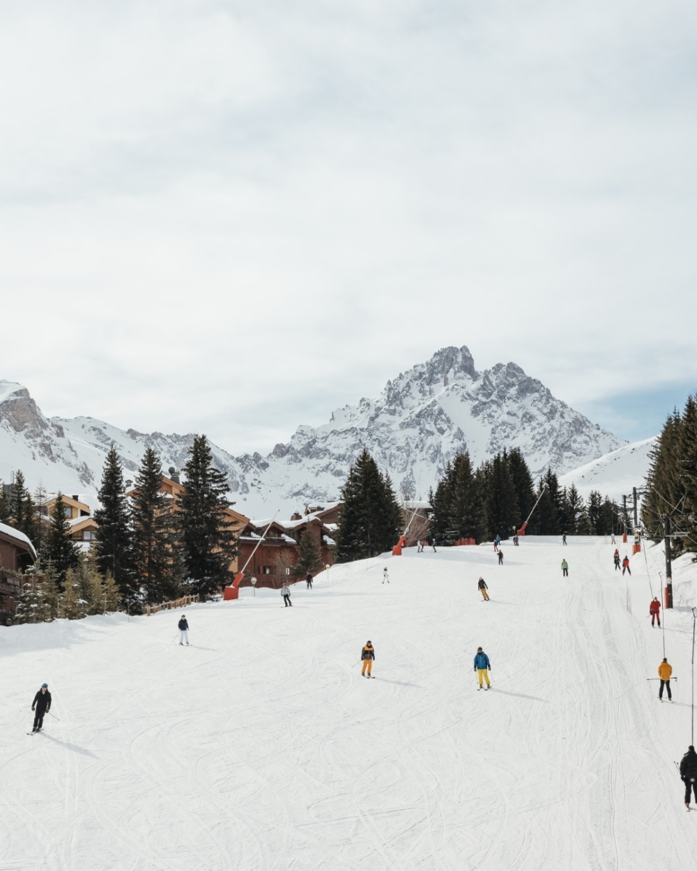 這片純白仙境之中，隱藏著一座令人嚮往的極致度假村