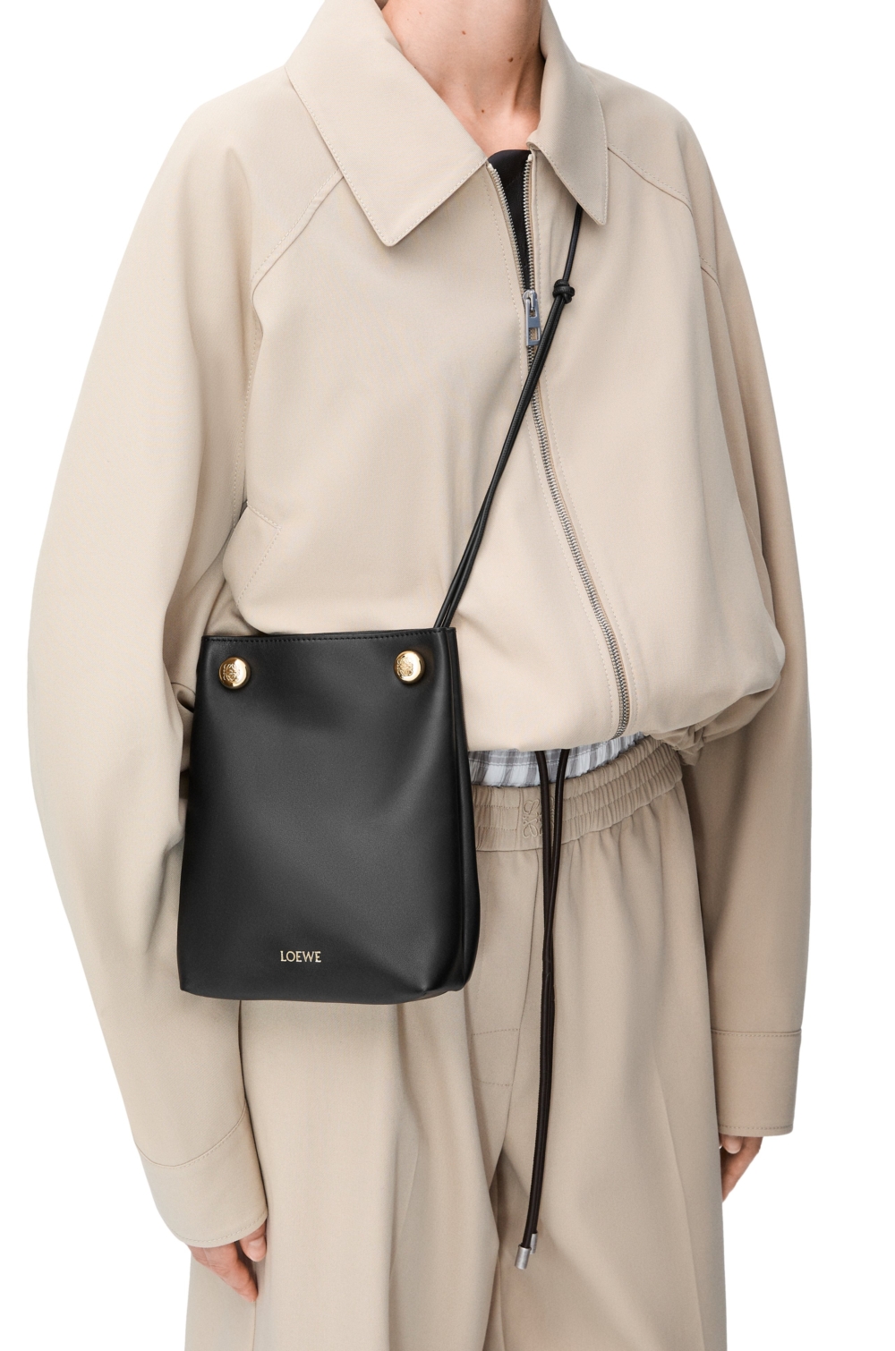 可調節式的肩帶依據風格變化。