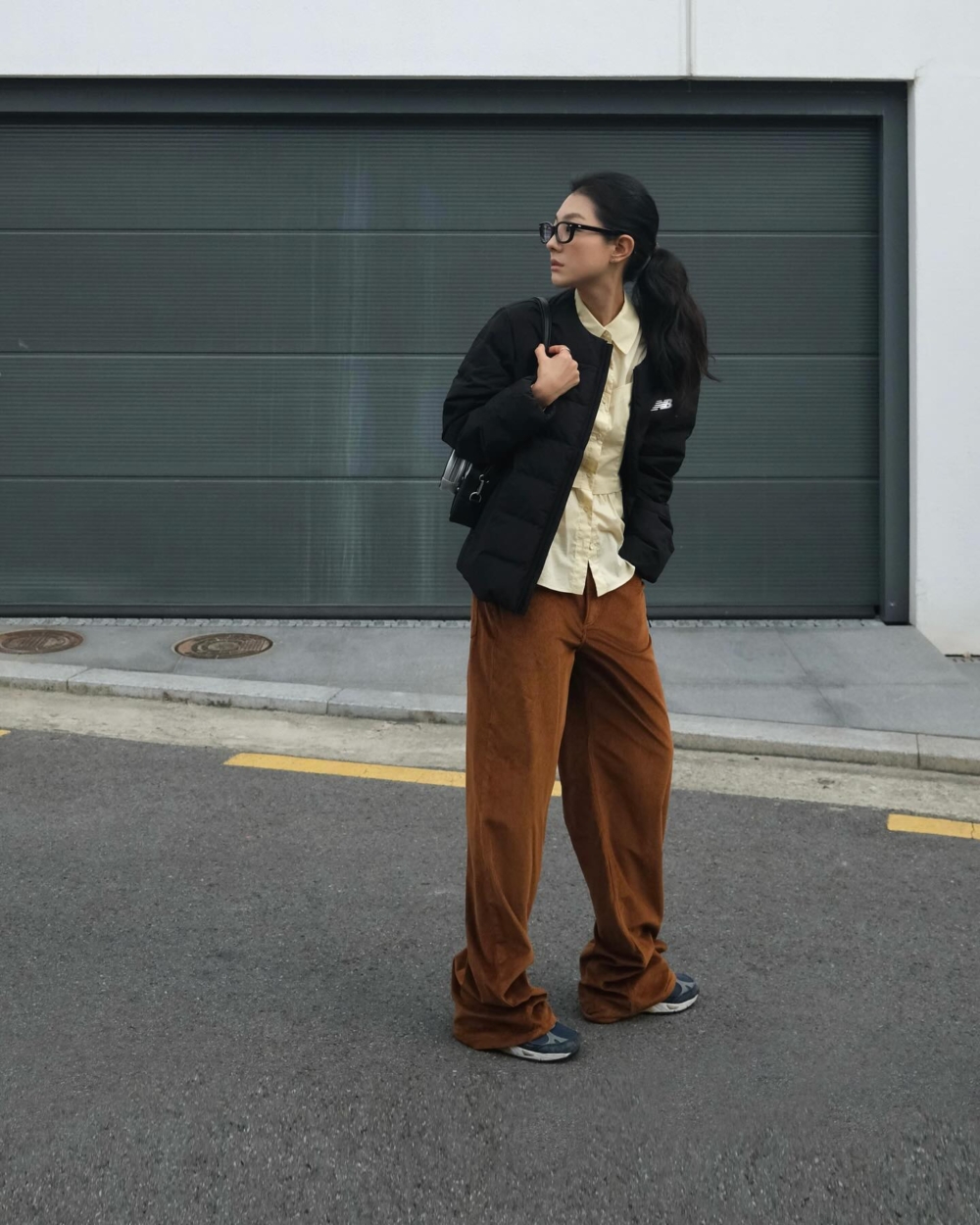 穿上亮色系針織做為多層次內搭