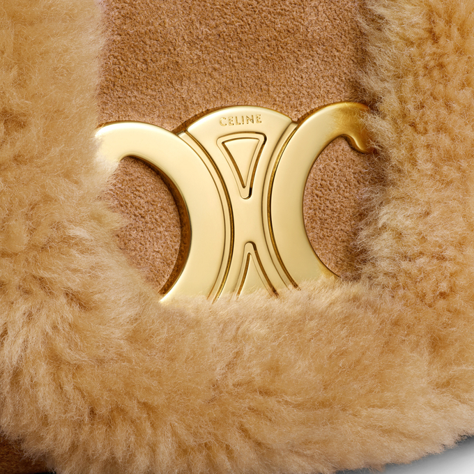 麂皮小牛皮搭配棕色剪羊毛圍繞在手袋的翻蓋上