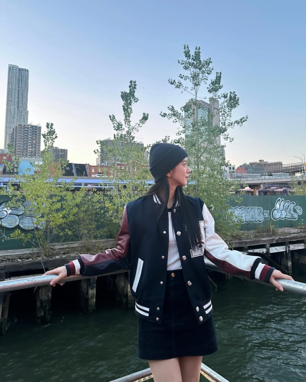 Jennie和Jisoo就身穿棒球外套搭配毛帽