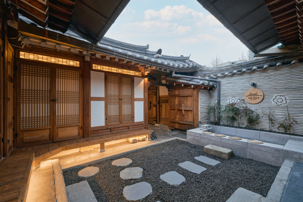 THE CHAE以韓屋特有的木質結構和曲線屋頂為基礎，展現出韓國傳統建築的精髓