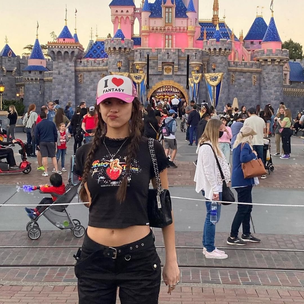 Olivia Rodrigo的遊樂園穿搭中,卡車帽來自Beepybella