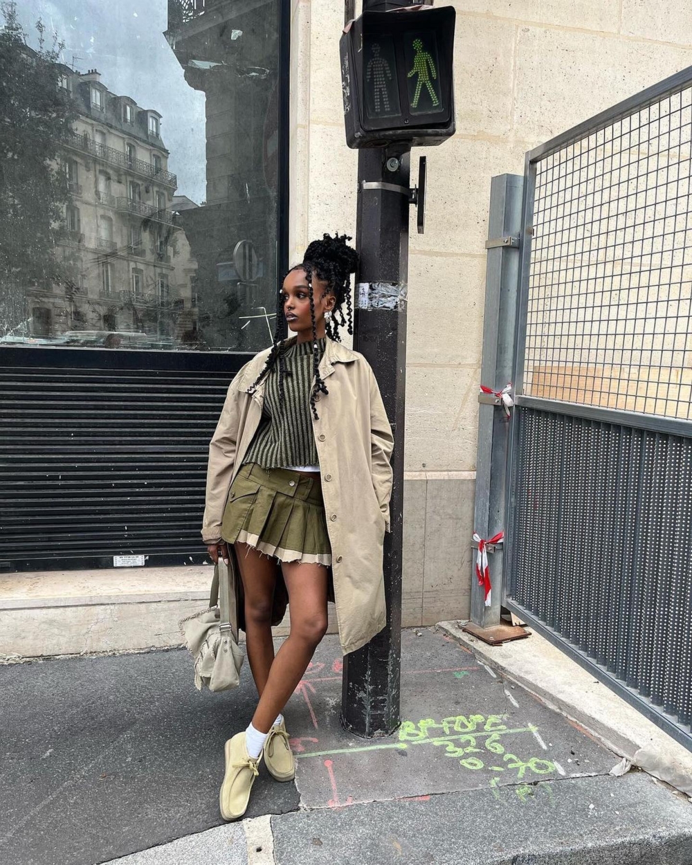 袋鼠鞋搭配百摺短裙也很俏皮