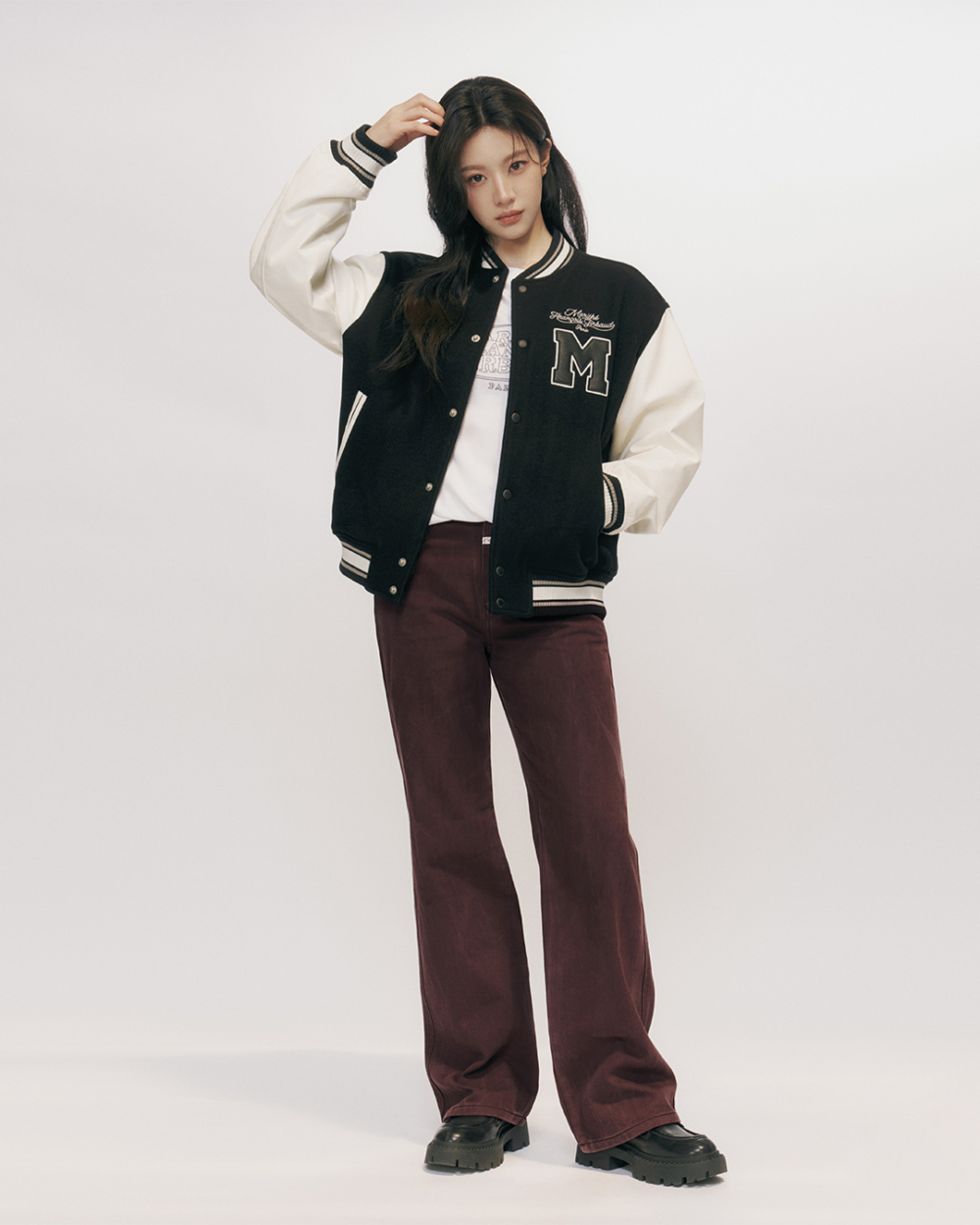 棒球夾克與牛仔褲的隨性特質相結合，展現出簡單、舒適又有型的日常穿搭