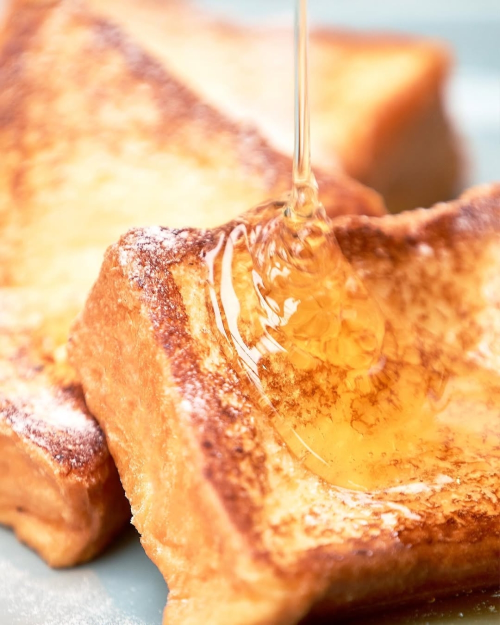 完美吸附蛋奶液後放上鋪滿香滑奶油的鐵板細心煎烤。