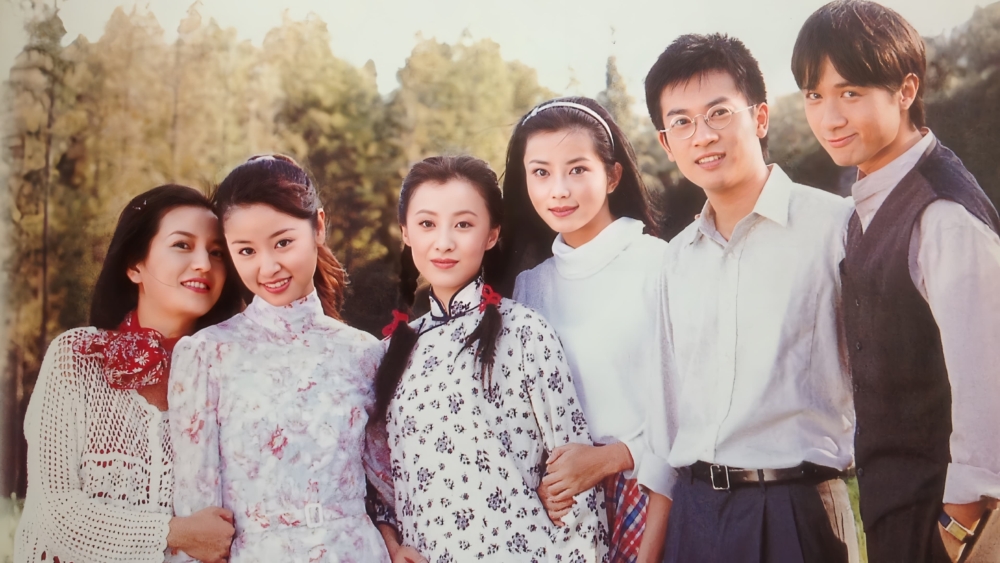 瓊瑤的作品常以夢為主題，主角都在追尋夢想與愛情，呈現理想與現實的衝突（圖為庭院深深劇照）