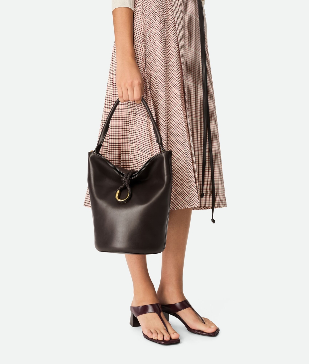 配有金屬元件的設計。