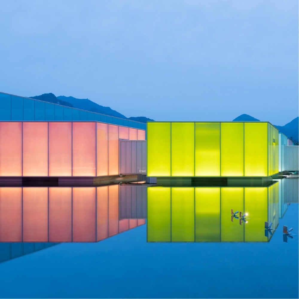 排列在水池上的8個彩色玻璃貨櫃水上藝廊