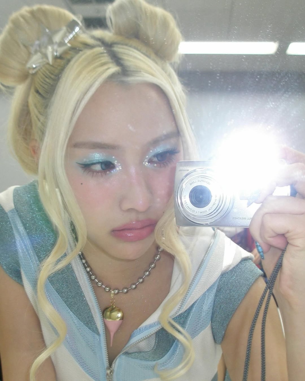 像是彩色眼妝、美甲等，也能增強你的氣場