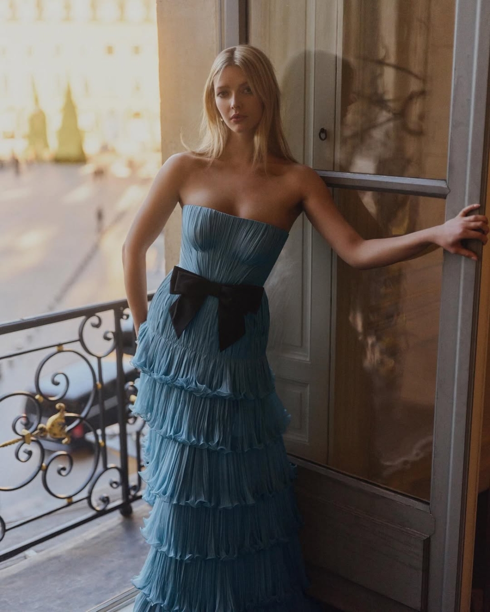 優雅又率性的氣質流露出光芒。