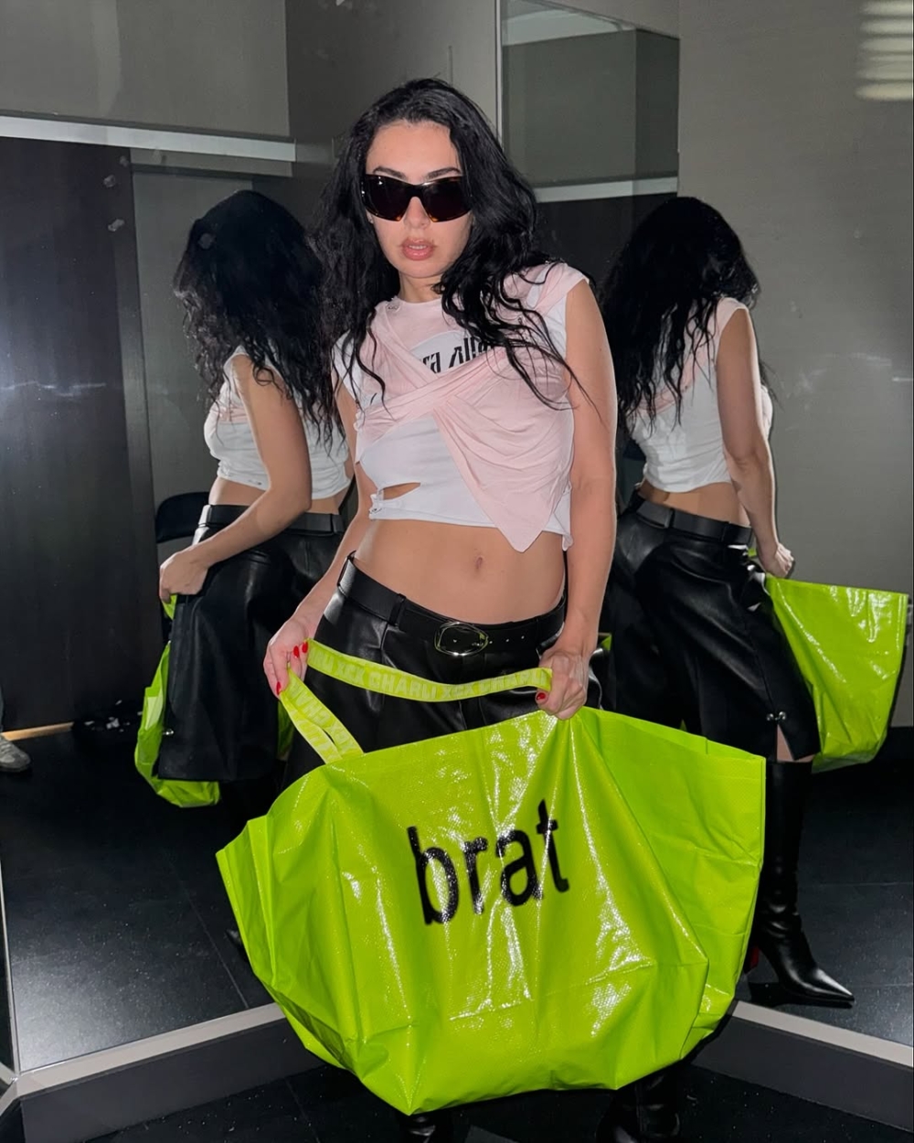 一種充滿活力的萊姆綠(Brat Green)迅速成為時尚界的熱門色調