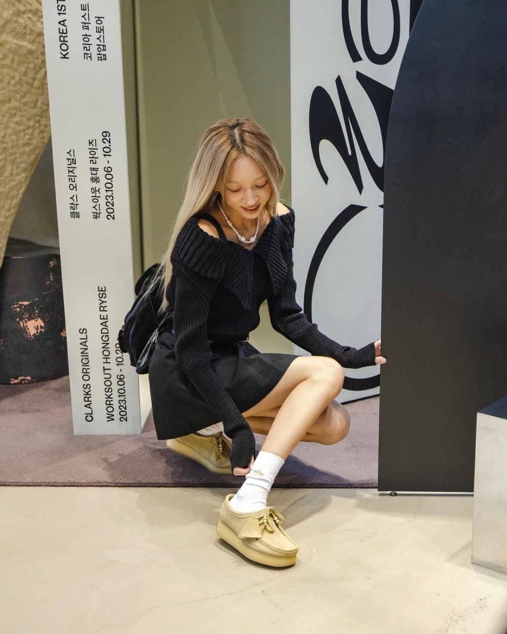 上衣可以選擇針織背心或T恤,打造層次感