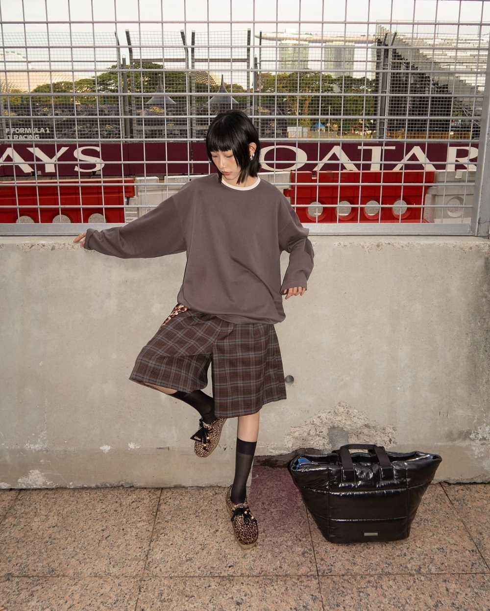 格紋五分褲搭配同色系豹紋袋鼠鞋很有一致性