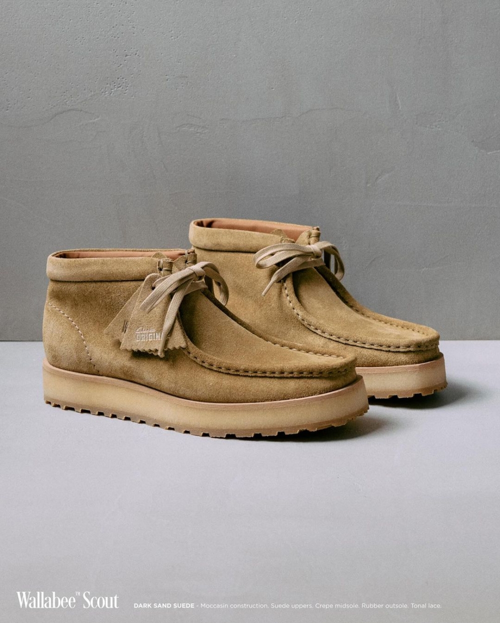 袋鼠鞋以方頭鞋型、縫線細節和柔軟的麂皮材質為主要特徵