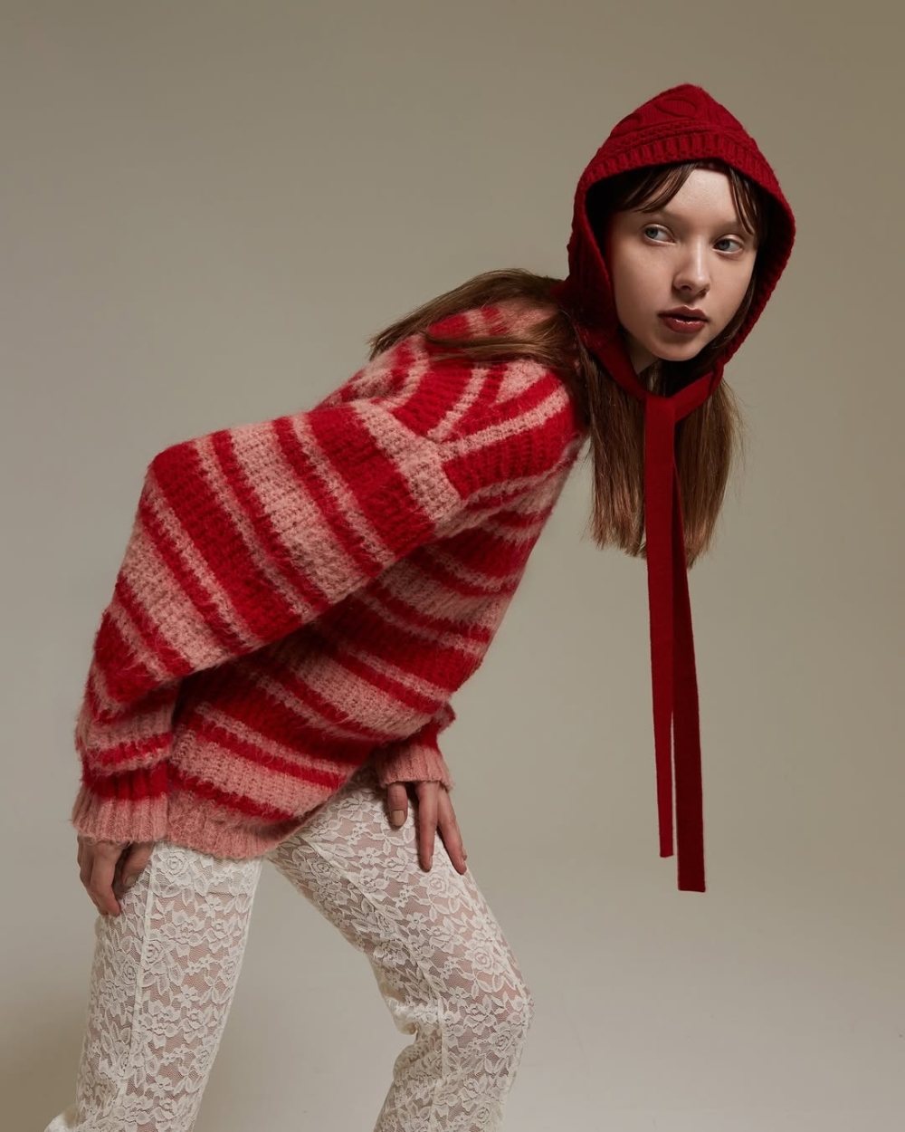 紅色條紋及冷帽搭配秋冬感十足