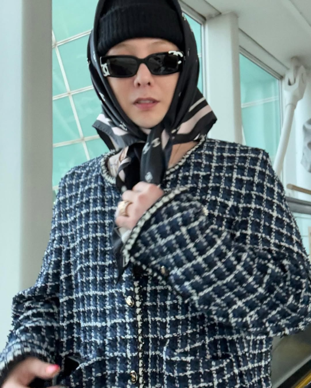 毛帽除了單獨配戴之外,GD也在毛帽的外層加上不可放棄的頭巾