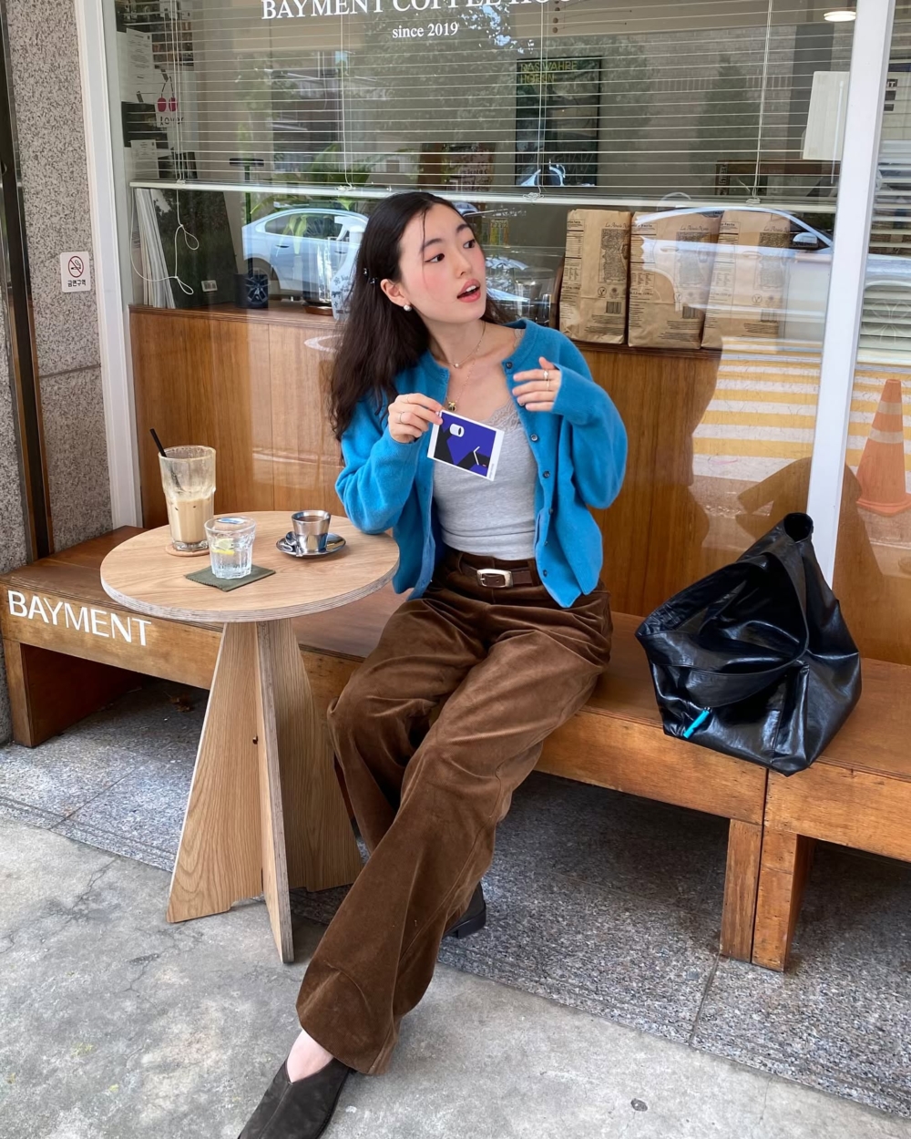 燈芯絨穿搭靈感：加入鮮色配件