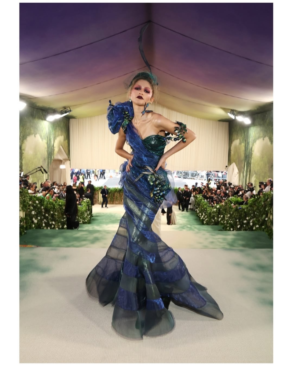 Galliano以大膽的解構與重塑手法，重新定義時裝