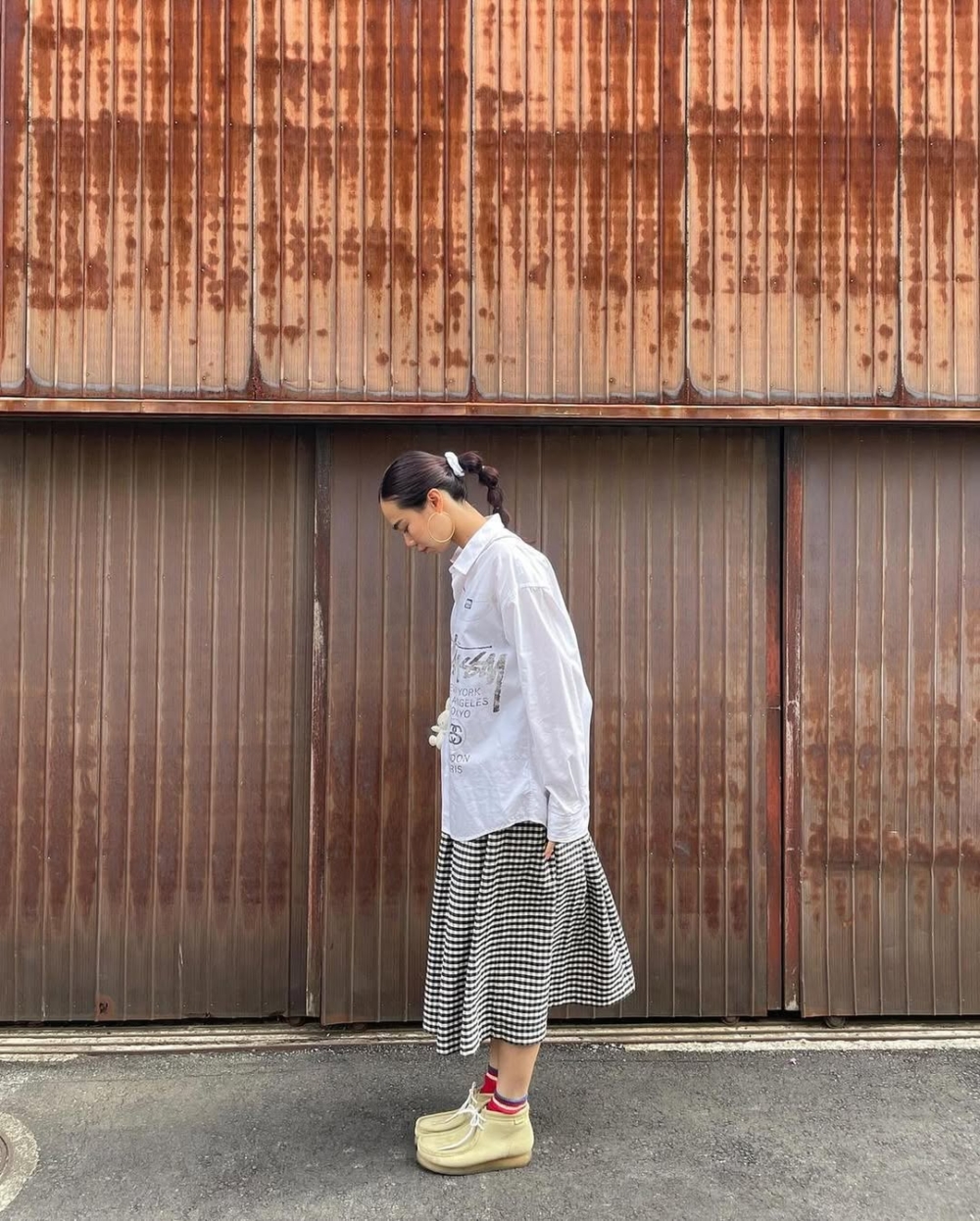 可以選擇簡約的上衣,如白襯衫或針織毛衣,增加層次感