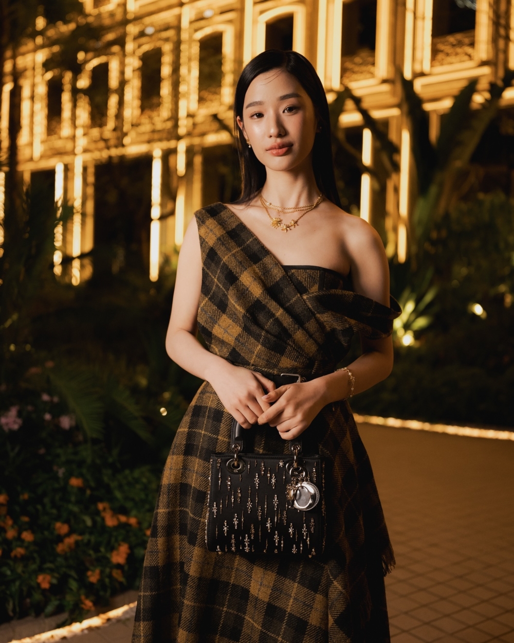 泰國品牌大使Tontawan穿著由 Maria Grazia Chiuri 設計的 2025 早春度假系列服裝出席盛會
