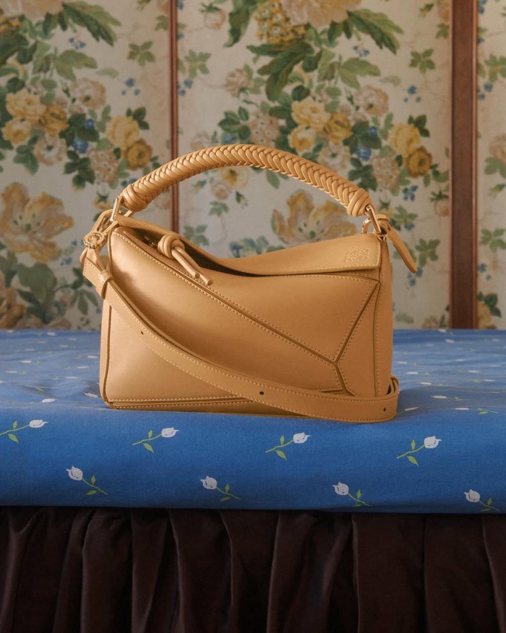 帶動了像Loewe Puzzle等優雅手袋的流行