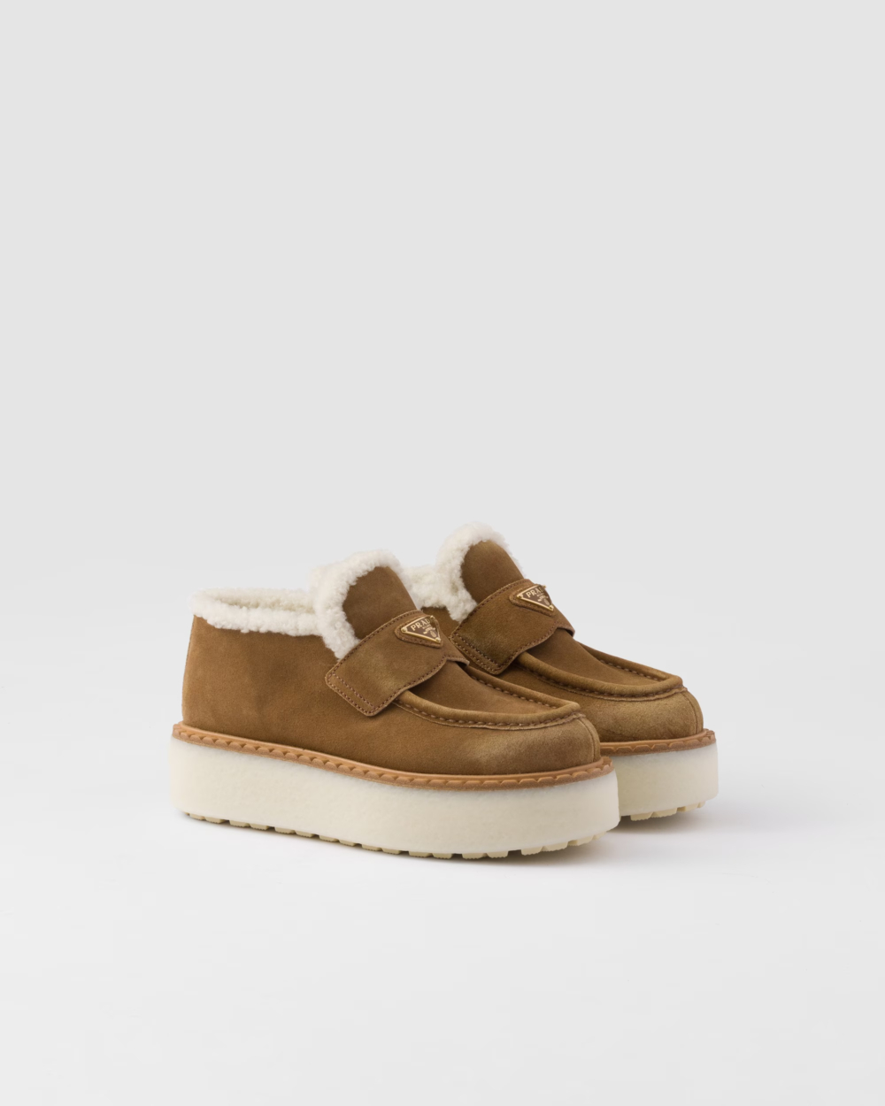 棕色麂皮搭配白色剪羊毛,厚底設計小個子也不用擔心