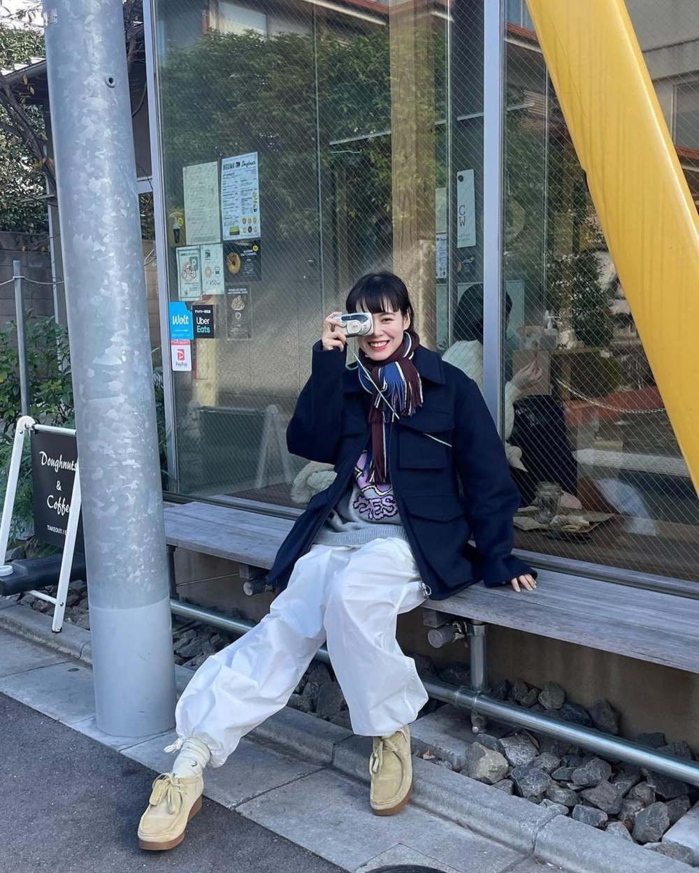 上衣可以選擇簡單的T恤或Oversized襯衫,增加層次感和潮流感