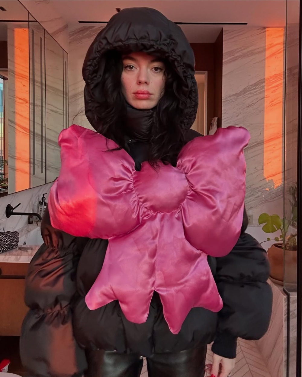 這款新推出的羽絨外套不僅是冬季的必備保暖單品,更是少女心的化身