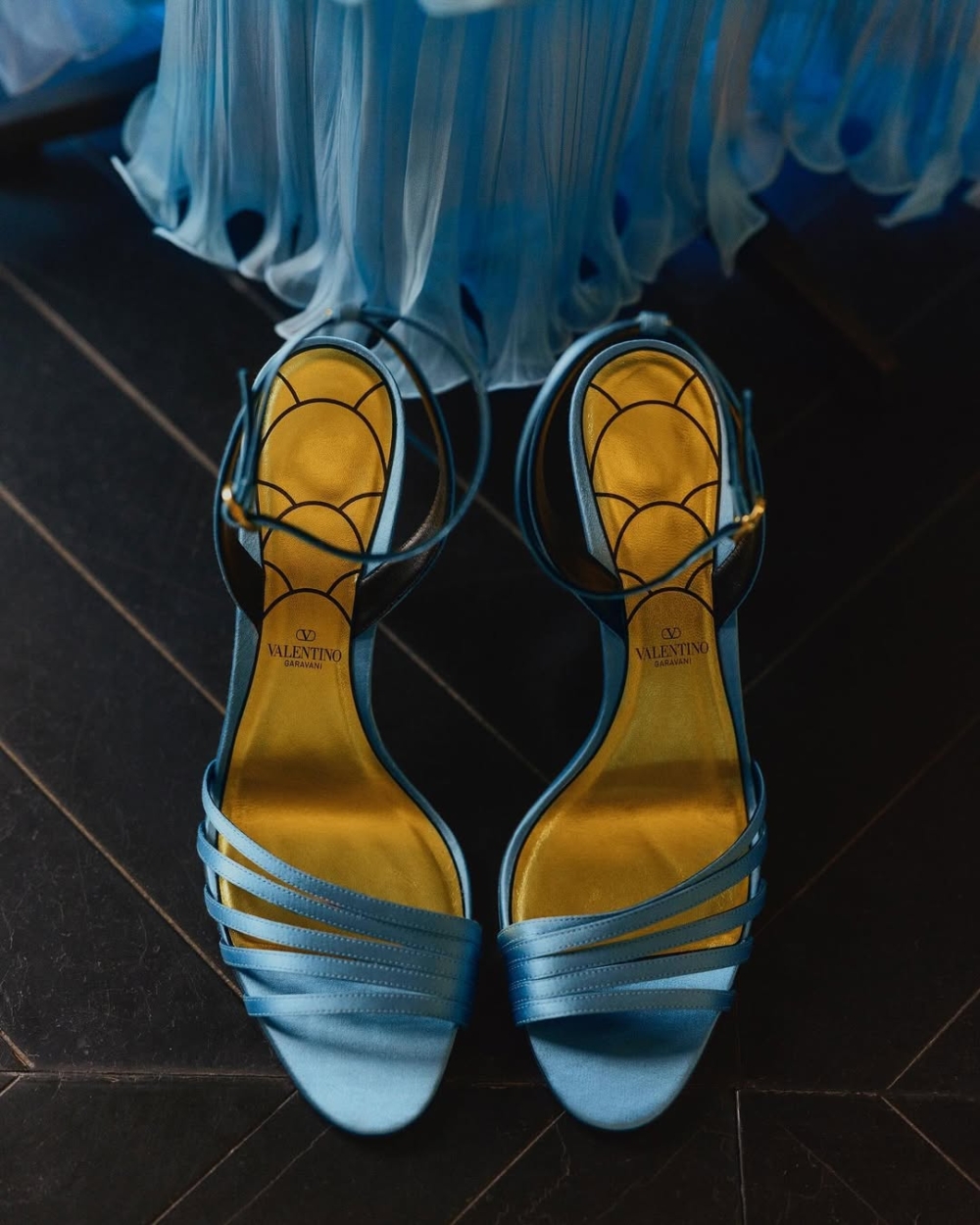 Apple Martin的造型搭配一雙同色系的Valentino細帶涼鞋。