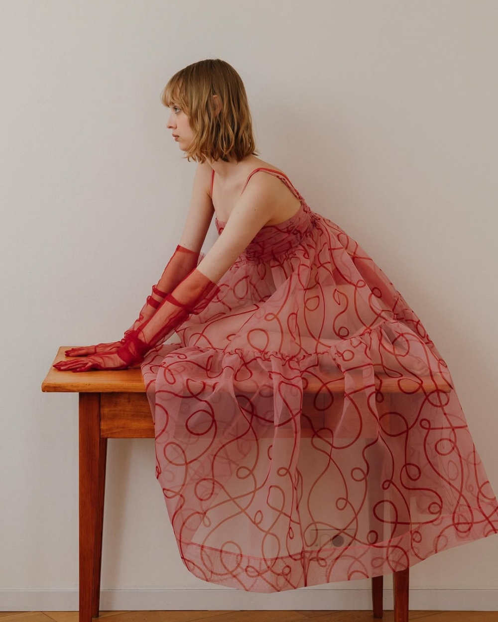 透膚上衣點綴花朵與撞色線條