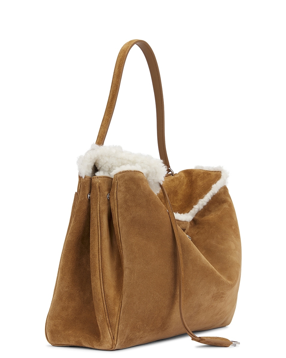 梯形大托特包的外型,加上柔軟垂墜皮革,打造慵懶隨性氛圍