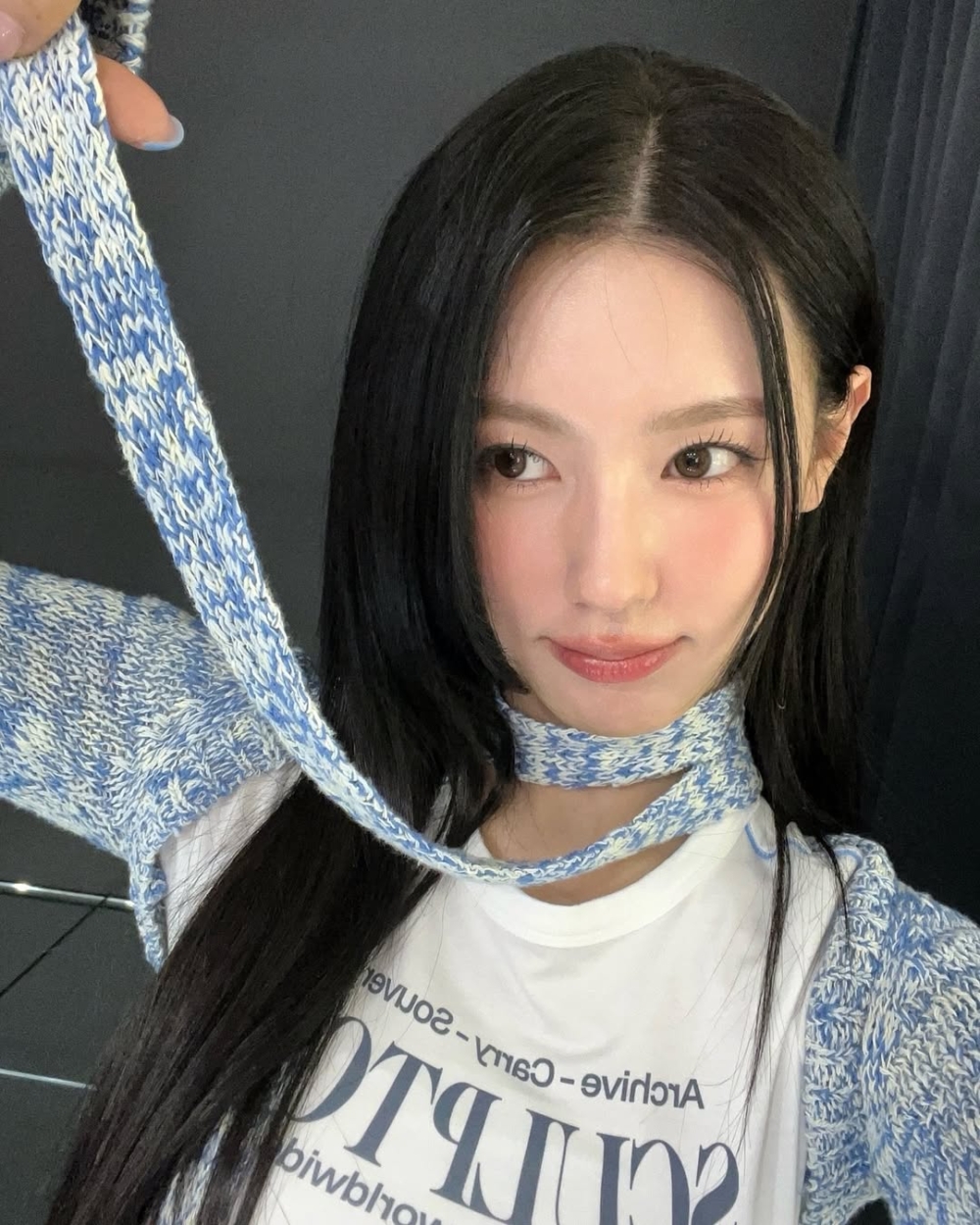 細長圍巾也可以跟上衣搭配