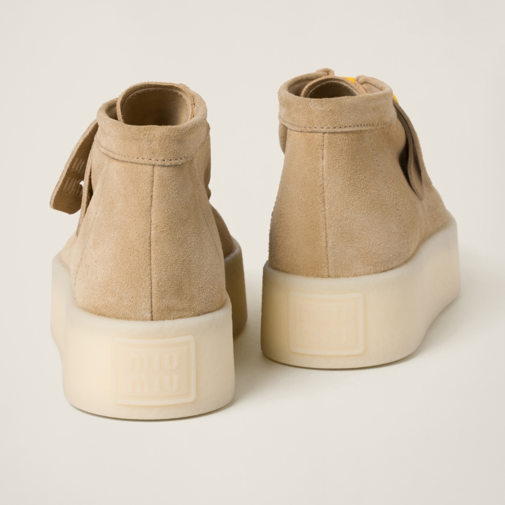 Miu Miu將品牌標誌性元素融入細節,像是鞋跟橡膠LOGO壓紋