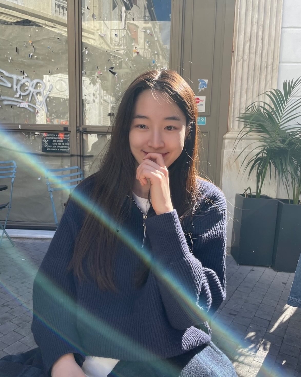 高挑纖細的身形外加飄逸黑髮