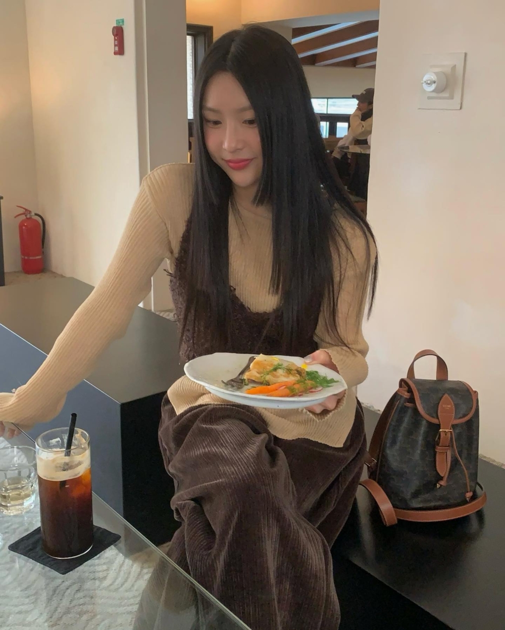 「襯衫+針織背心」穿搭公式