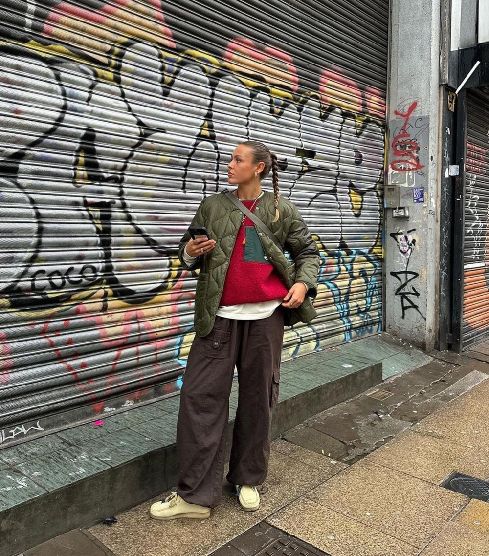 選擇寬鬆版型的工裝褲或束腳褲,搭配經典棕色的袋鼠鞋,展現隨性與自在的氛圍