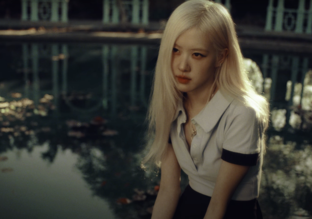 Rosé的〈Toxic till the End〉MV一公開,就引起了粉絲的熱烈關注