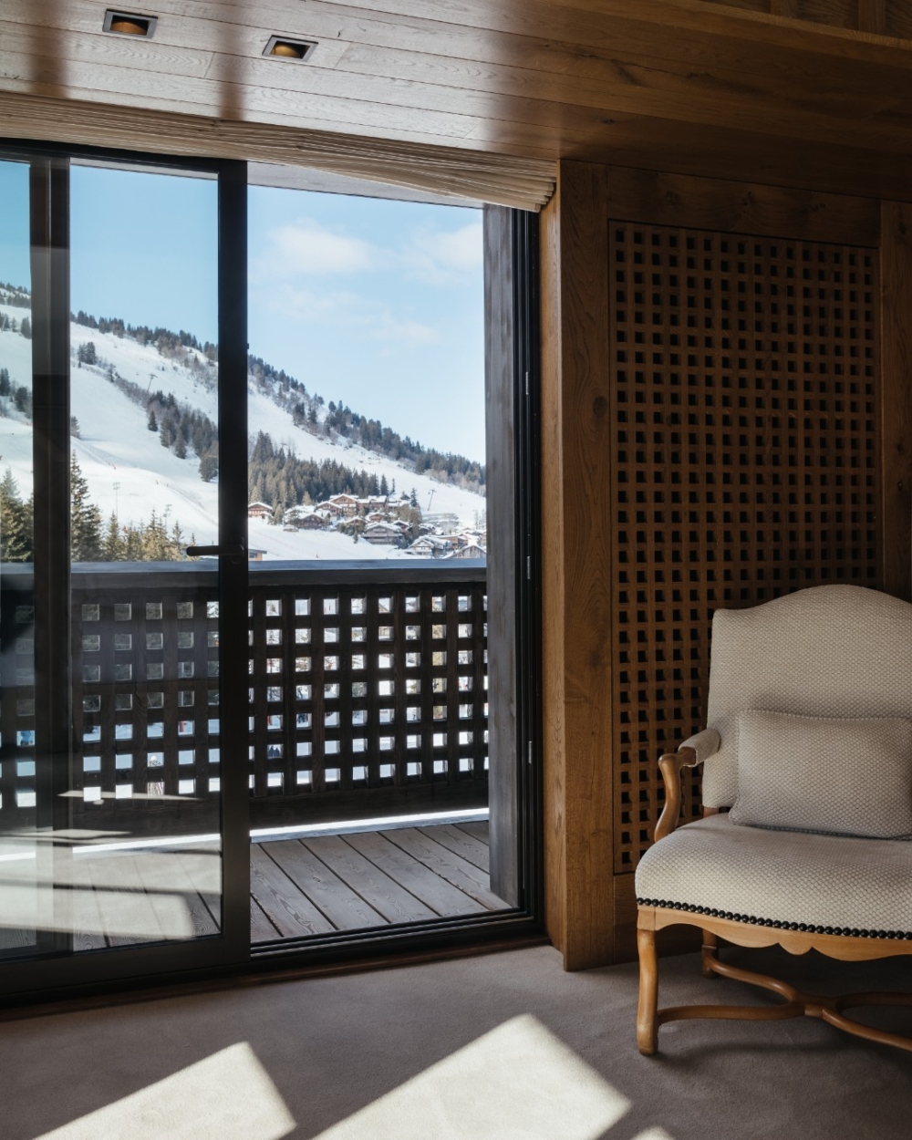 你只需穿上雪靴，就能直接從酒店滑向滑雪道